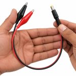Cabo adaptador P4 5,5 x 2,1 mm para garras jacaré, 23 cm — Escala Cabo Completo