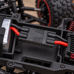 Conector TRX em uso entre bateria e ESC de automodelo RC