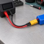 Cabo para carregador Conector 4mm e XT60 macho Imax, Accucel — foto em uso